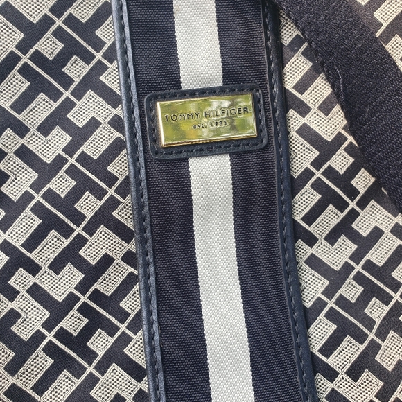 Tommy Hilfiger Signature Crossbody - Picture 2 of 5